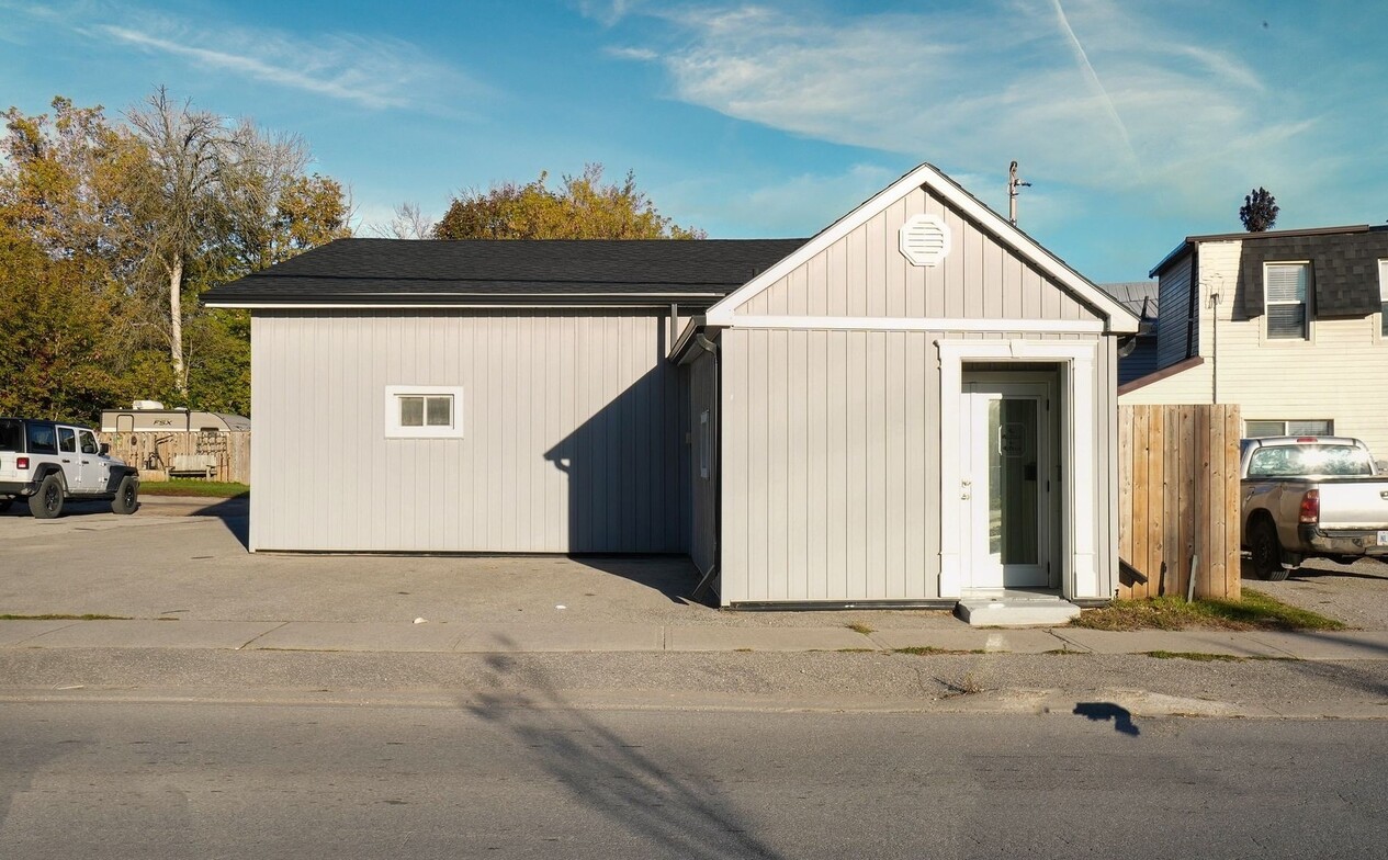 38 Barrie Road, Orillia Ontario, front